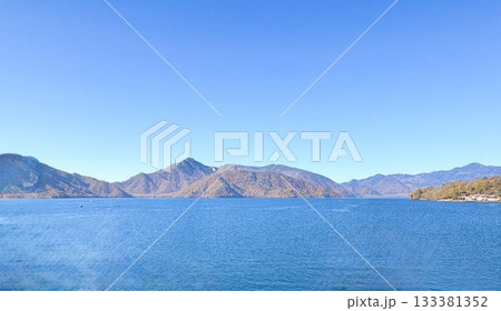 秋の湖畔、光と影のさざめき 133381352