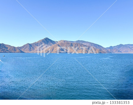 湖畔と山々が奏でる秋のシンフォニー 133381353