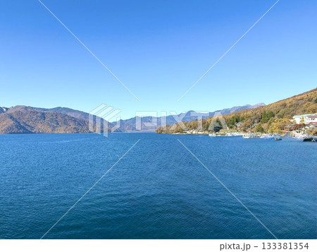 秋色に染まる山々、果てしない青に抱かれて 133381354