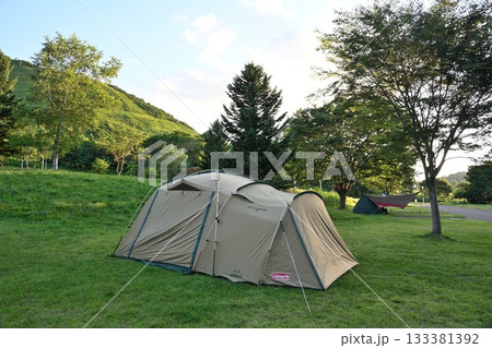夕暮れのモヤヒルズキャンプ場と山の風景(青森県) 夕暮れのモヤヒルズキャンプ場と山の風景(青森県) 133381392