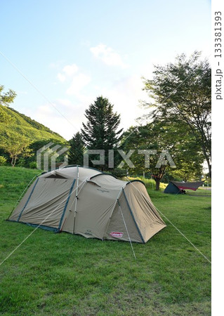 夕暮れのモヤヒルズキャンプ場と山の風景(青森県) 夕暮れのモヤヒルズキャンプ場と山の風景(青森県) 133381393