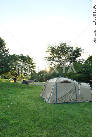 夕暮れのモヤヒルズキャンプ場と山の風景(青森県) 夕暮れのモヤヒルズキャンプ場と山の風景(青森県) 133381396