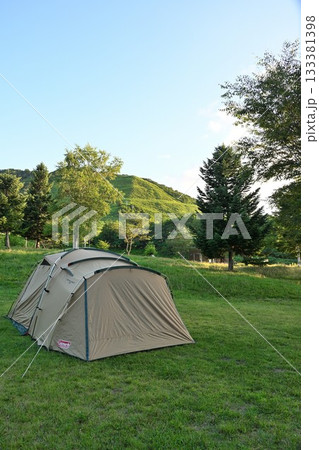 夕暮れのモヤヒルズキャンプ場と山の風景(青森県) 夕暮れのモヤヒルズキャンプ場と山の風景(青森県) 133381398
