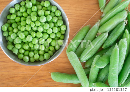 グリーンピースの皮むき 133381527