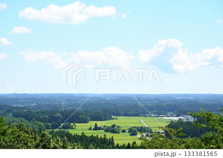 モヤヒルズから望む青空が広がる夏の田園風景(青森県) モヤヒルズから望む青空が広がる夏の田園風景(青森県) 133381565