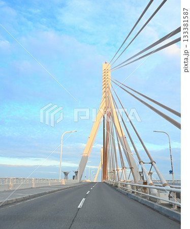 朝日と青森ベイブリッジ（青森県） 133381587