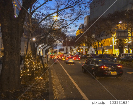 黄色やオレンジ色に光る暖色系のクリスマス・ホリデーシーズンの冬の夕暮れ・夜イルミネーションのボケ 黄色やオレンジ色に光る暖色系のクリスマス・ホリデーシーズンの冬の夕暮れ・夜イルミネーションのボケ 133381624