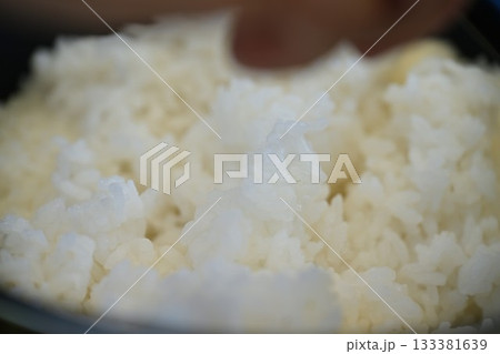 キャンプ場での炊きたての白いご飯 キャンプ場での炊きたての白いご飯 133381639