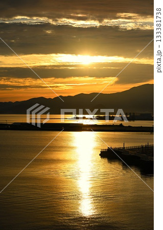 青森ベイブリッジから望む陸奥湾の港（青森県） 133381738