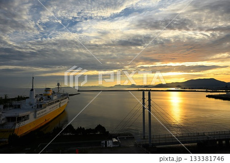 青森ベイブリッジから望む陸奥湾の港（青森県） 133381746