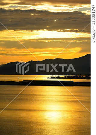 青森ベイブリッジから望む陸奥湾の港(青森県) 青森ベイブリッジから望む陸奥湾の港(青森県) 133381747