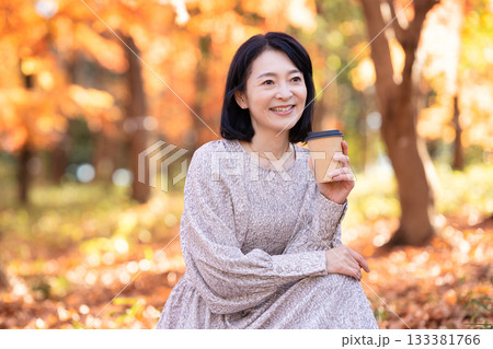 紅葉の公園を散策するミドルの女性 133381766