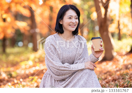 紅葉の公園を散策するミドルの女性 133381767
