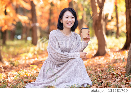 紅葉の公園を散策するミドルの女性 133381769