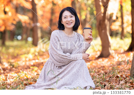 紅葉の公園を散策するミドルの女性 紅葉の公園を散策するミドルの女性 133381770