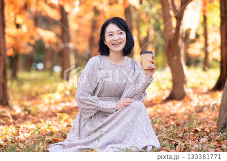 紅葉の公園を散策するミドルの女性 紅葉の公園を散策するミドルの女性 133381771