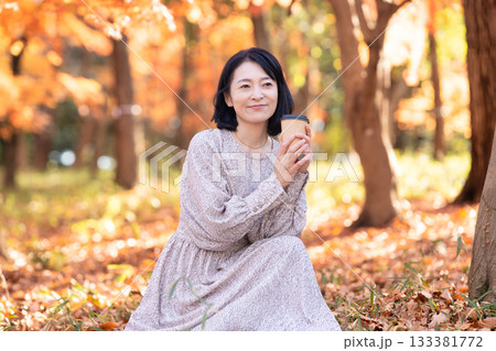紅葉の公園を散策するミドルの女性 133381772