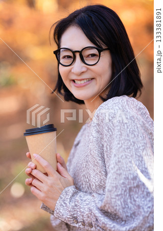 紅葉の公園を散策するミドルの女性 133381891