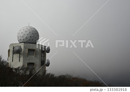 霧の中の御在所レーダー 三重 霧の中の御在所レーダー 三重 133381918