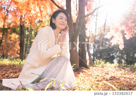 紅葉の公園を散策するミドルの女性 133382017
