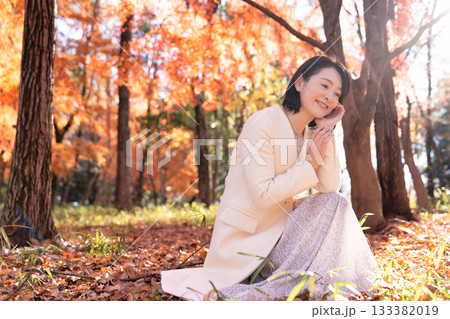 紅葉の公園を散策するミドルの女性 紅葉の公園を散策するミドルの女性 133382019