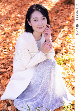 紅葉の公園を散策するミドルの女性 133382126