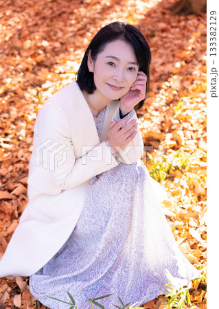 紅葉の公園を散策するミドルの女性 133382129