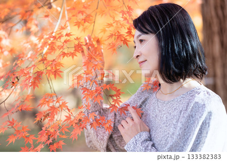紅葉の公園を散策するミドルの女性 133382383