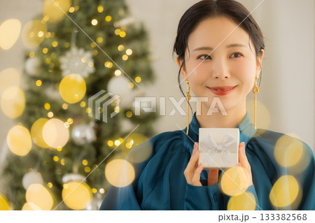 プレゼントを持つ若い女性　 133382568