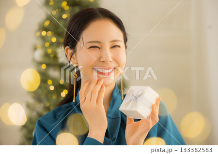 プレゼントを持つ若い女性　 133382583