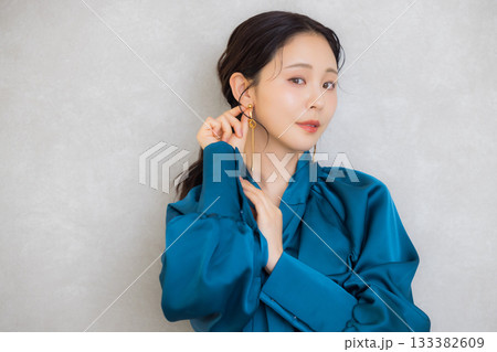 青いブラウスの女性　 133382609