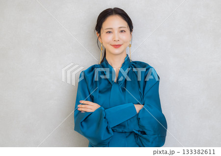 青いブラウスの女性　 133382611