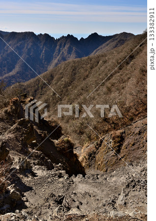 愛鷹山塊の越前岳 北白ガレンのガレ場より望む鋸岳の稜線 愛鷹山塊の越前岳 北白ガレンのガレ場より望む鋸岳の稜線 133382911
