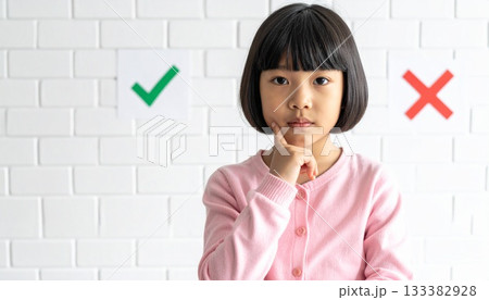 人差し指を立てて考えている女の子 133382928