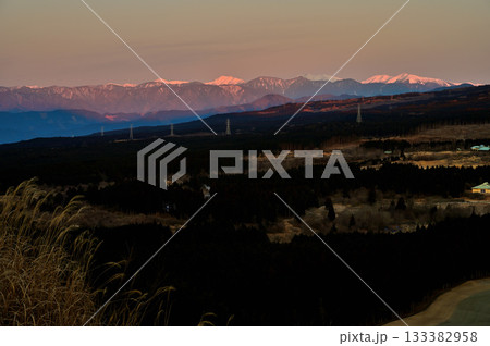 愛鷹山塊の越前岳の十里木高原展望台より 朝日に染まる南アルプス 愛鷹山塊の越前岳の十里木高原展望台より 朝日に染まる南アルプス 133382958