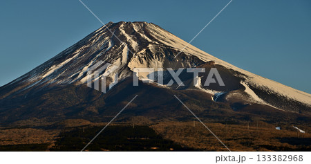 愛鷹山塊の越前岳の十里木高原展望台より望む朝日の富士山と宝永火口のパノラマ 133382968