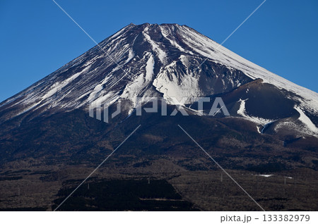 愛鷹山塊の越前岳より 冬の富士山と宝永火口 愛鷹山塊の越前岳より 冬の富士山と宝永火口 133382979
