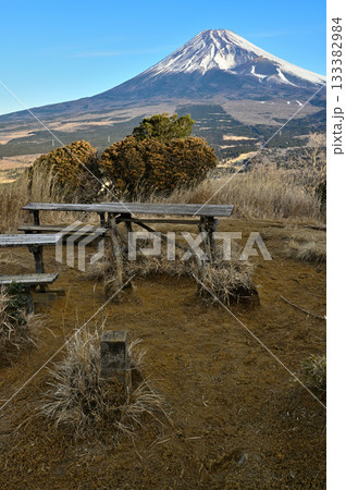 愛鷹山塊の越前岳　馬ノ背見晴台の三角点とベンチと富士山 133382984