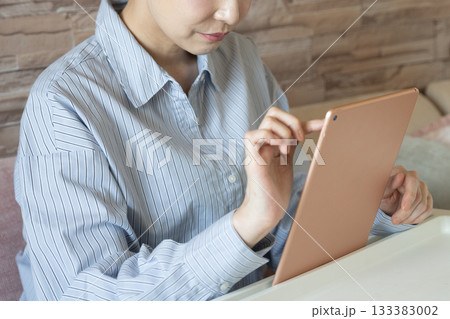 部屋でタブレットを使う女性【パーツカット】 133383002