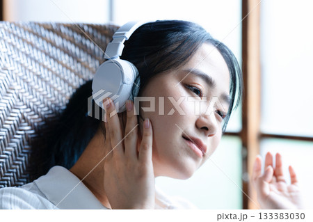 ヘッドホンで音楽を聴く若い女性 ヘッドホンで音楽を聴く若い女性 133383030