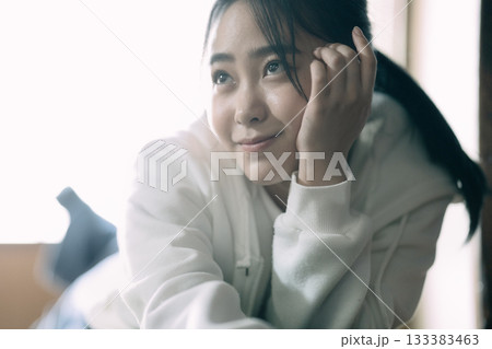 自宅で寝転んでくつろぐ女子高生 自宅で寝転んでくつろぐ女子高生 133383463