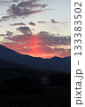 山に沈む夕日 133383502