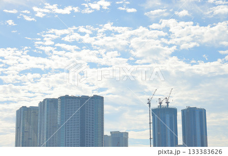 青空に広がる高層マンション群 青空に広がる高層マンション群 133383626
