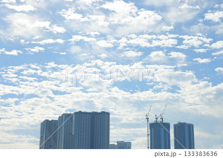 青空に広がる高層マンション群 133383636