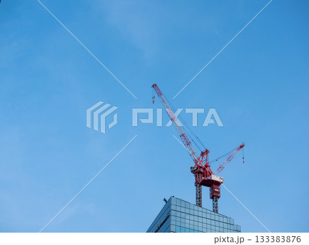 建設中のビル屋上のクレーン 133383876