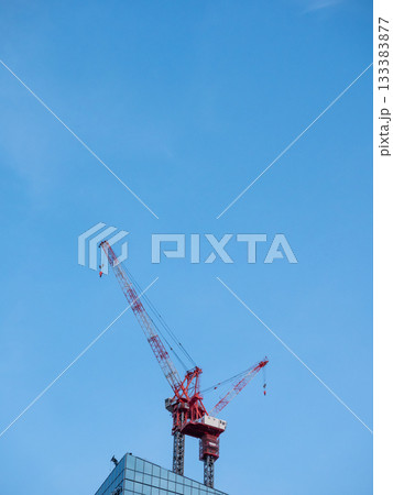 建設中のビル屋上のクレーン 133383877