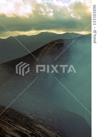 噴煙に包まれるヤスール火山の稜線と荒涼とした景観 噴煙に包まれるヤスール火山の稜線と荒涼とした景観 133383890