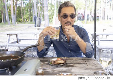 キャンプ場でBBQをする家族 133383916