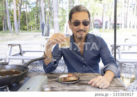 キャンプ場でBBQをする家族 133383917