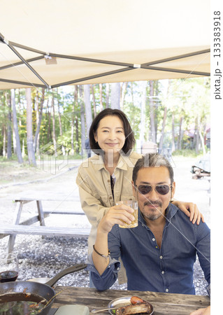 キャンプ場でBBQをする家族 133383918